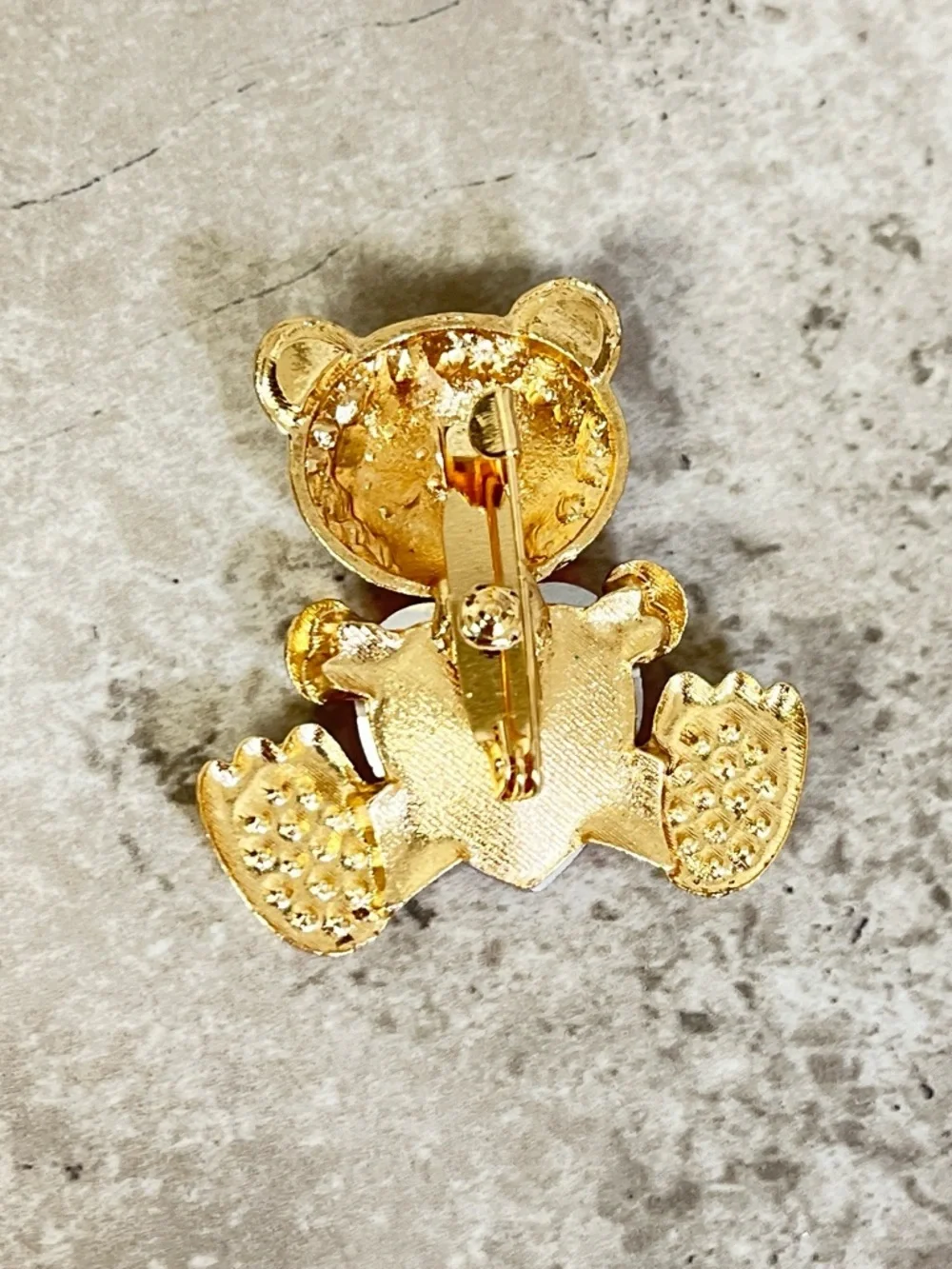 Brooch Teddy Bear NIP, center Purple heart Crystal, gold tone base